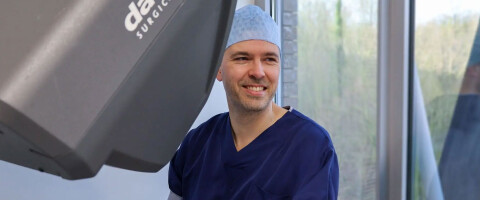 Karel Decaestecker lachend chirurg friends of uroqare